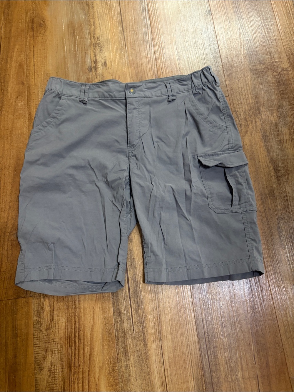 Duluth trading Co gray cargo shorts size 14